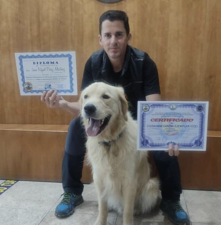 Juan y Rango mostrando orgullosos su certificado CCE en Adiestramiento Canino Consciente
